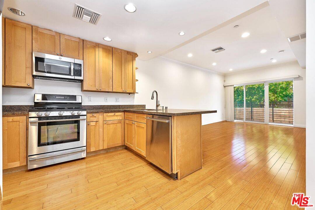 Los Angeles, CA 90006,3061 W 12th Pl #105