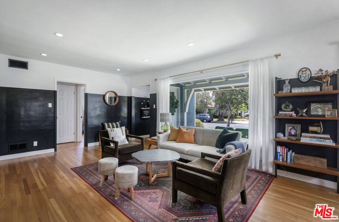 Valley Village, CA 91607,11925 Tiara St