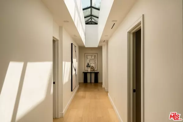 West Hollywood, CA 90048,540 Westmount Dr