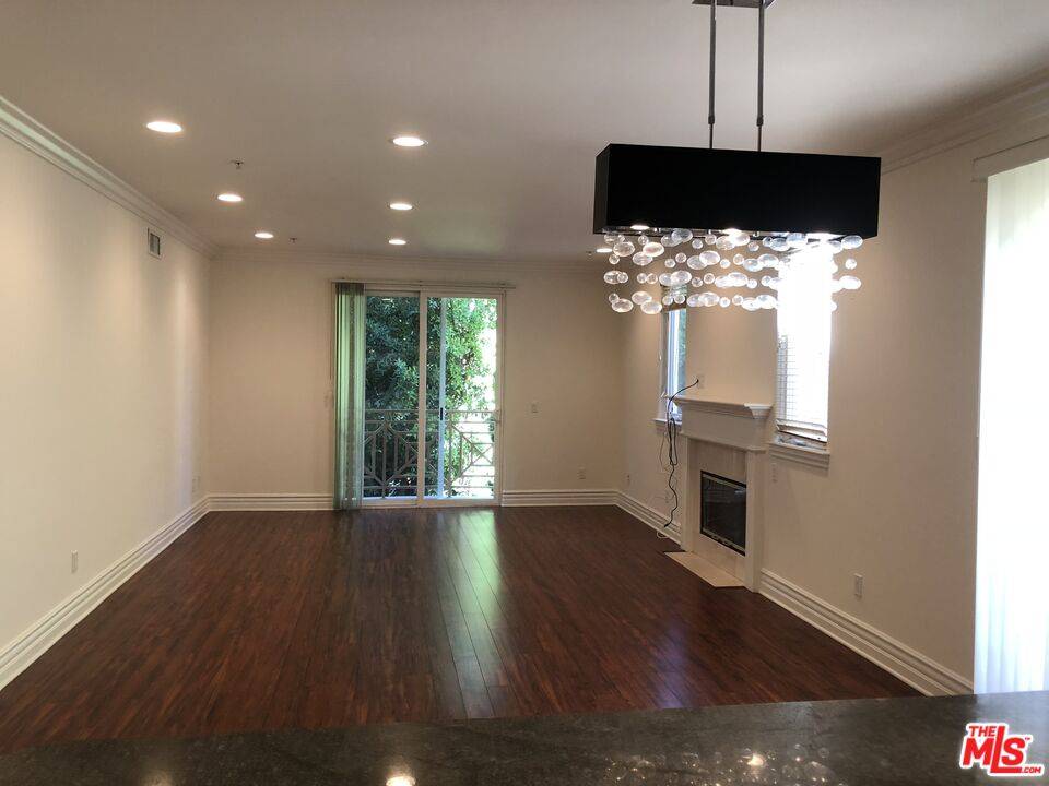 Los Angeles, CA 90064,2306 FOX HILLS DR #203