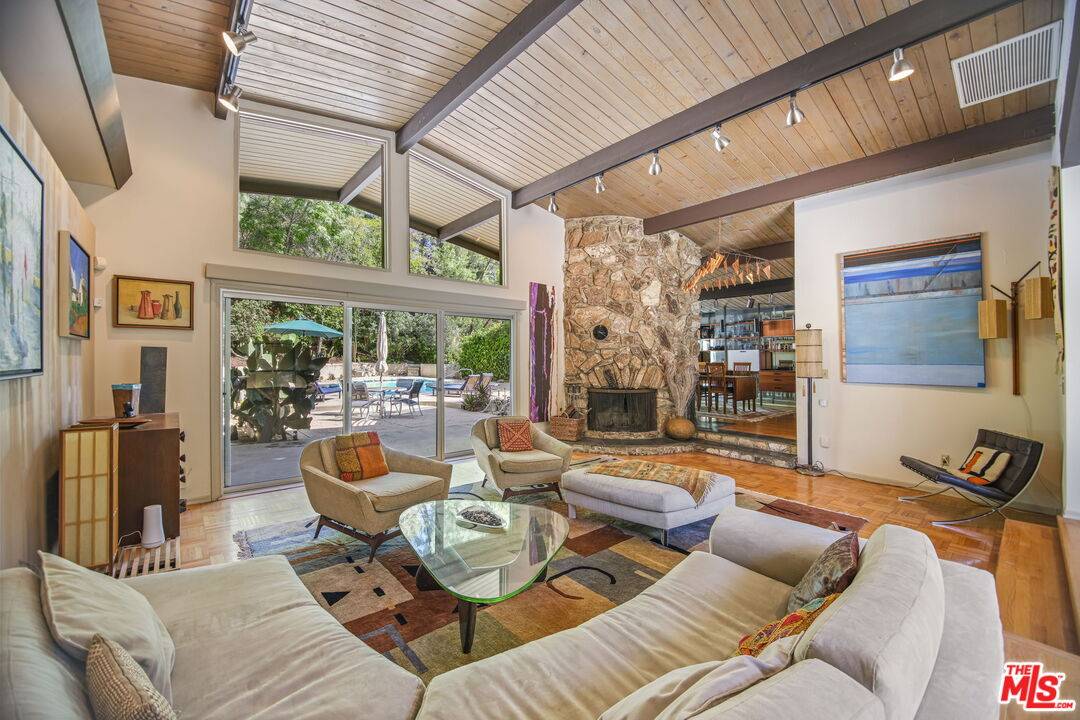 Los Angeles, CA 90049,13044 Sky Valley Rd