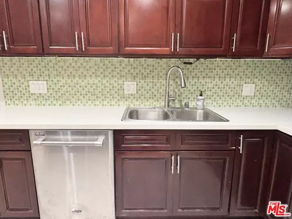 Los Angeles, CA 90068,2488 N Beachwood Dr #4