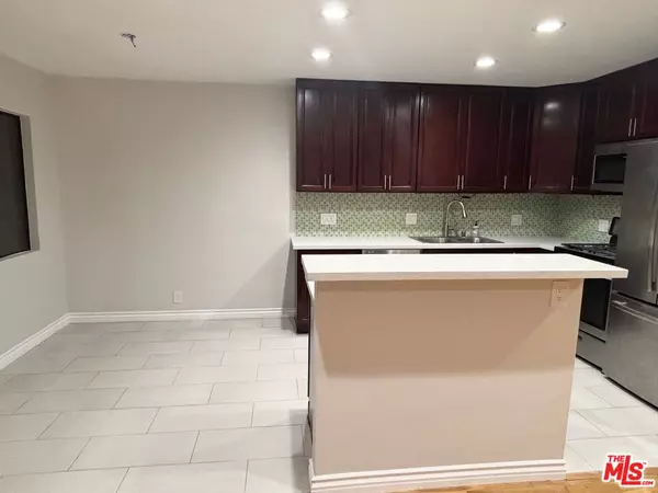Los Angeles, CA 90068,2488 N Beachwood Dr #4