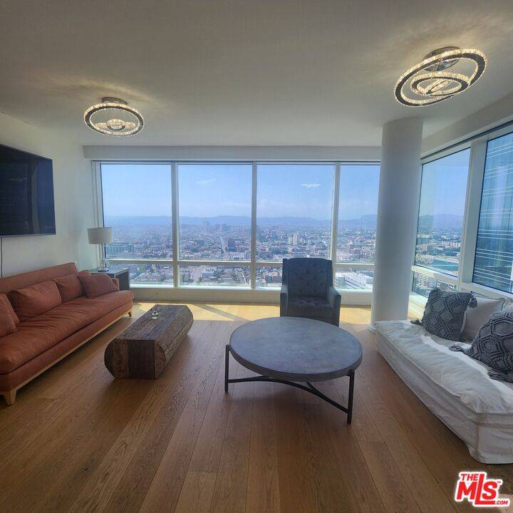 Los Angeles, CA 90017,877 Francisco St #4102