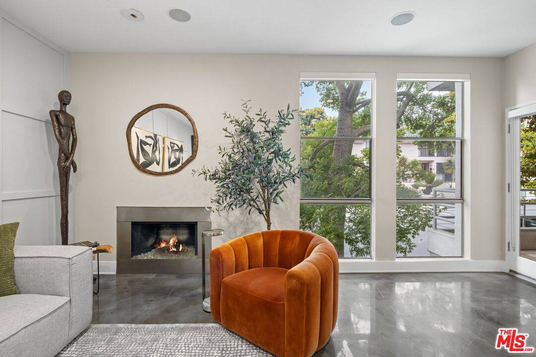 West Hollywood, CA 90069,964 Hancock Ave #103