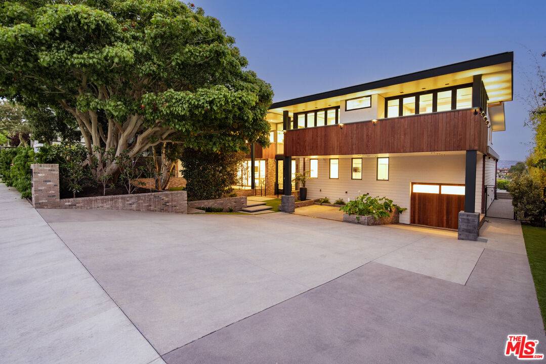 Manhattan Beach, CA 90266,934 1st St