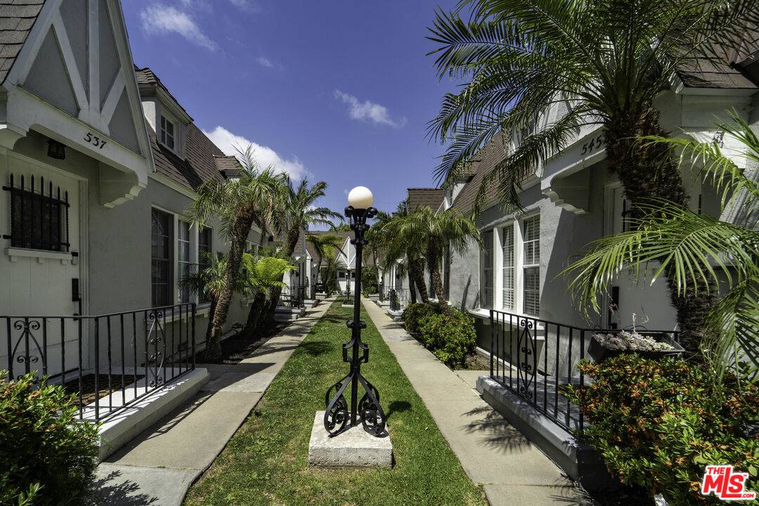 Los Angeles, CA 90036,537 N Orange Dr