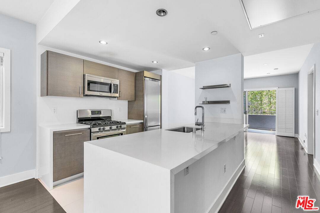 Los Angeles, CA 90025,1730 Sawtelle Blvd #208