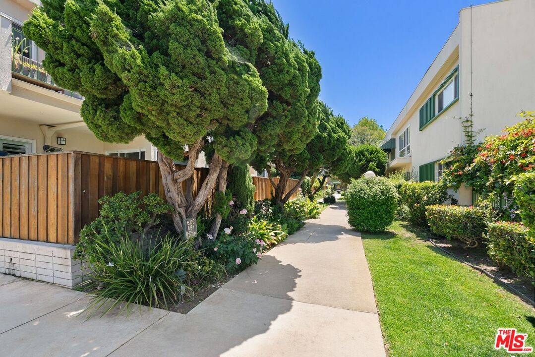 Los Angeles, CA 90034,11121 Queensland St #D31