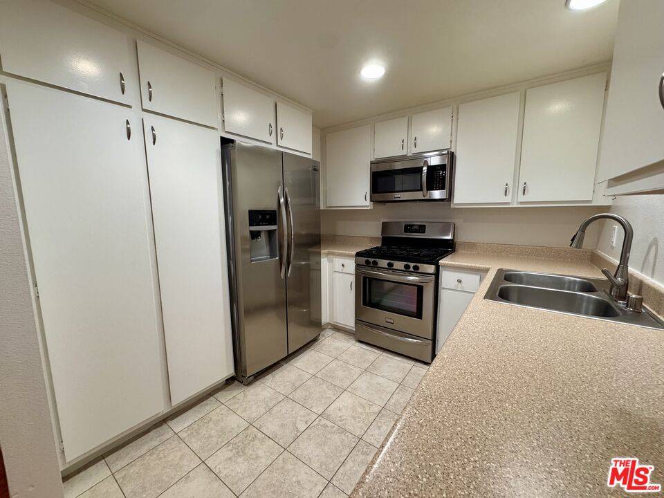1348 E Hillcrest Dr #69, Thousand Oaks, CA 91362