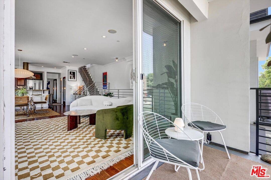 Los Angeles, CA 90046,1153 N Formosa Ave #2