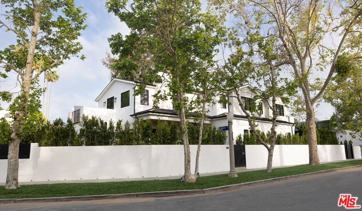 3935 Rhodes Ave, Studio City, CA 91604