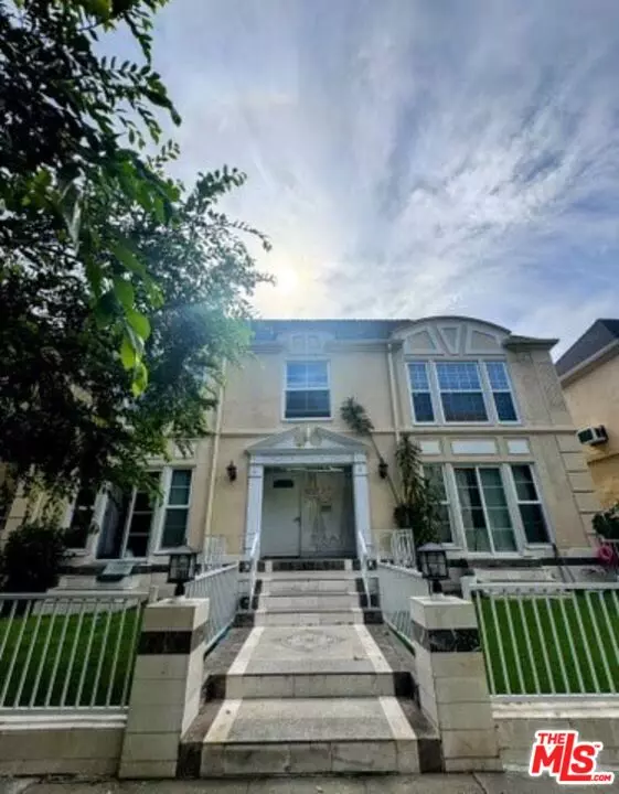 137 S Crescent Dr #5, Beverly Hills, CA 90212