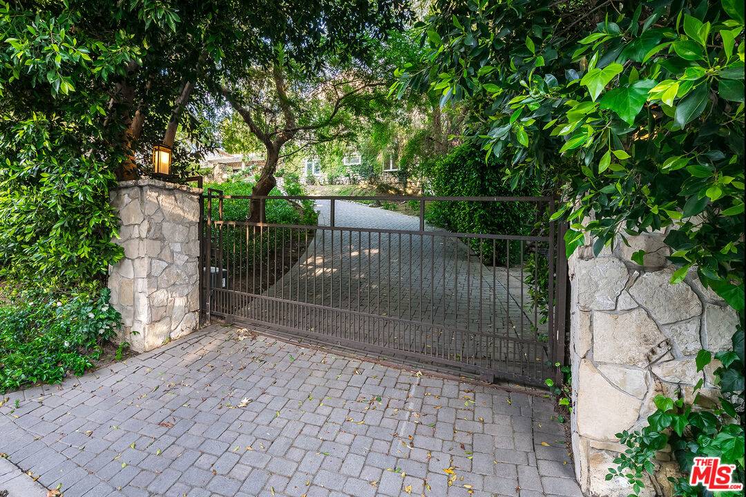 Los Angeles, CA 90077,422 Parkwood Dr