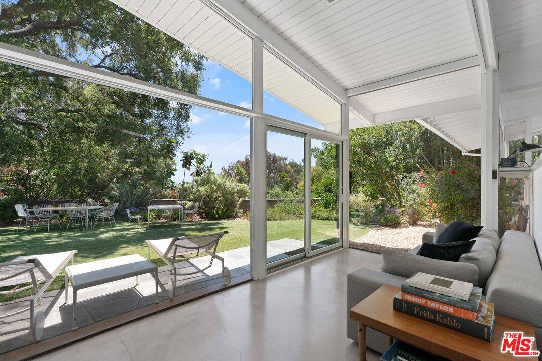 810 Bramble Way, Los Angeles, CA 90049