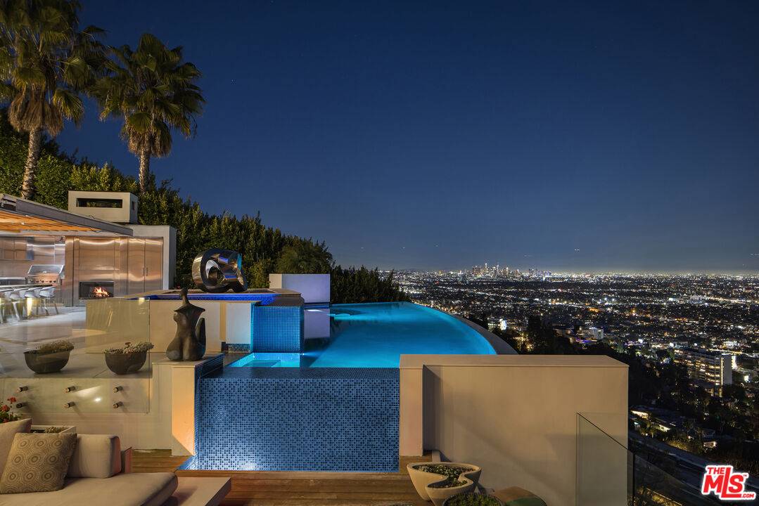 9050 Oriole Way, Los Angeles, CA 90069