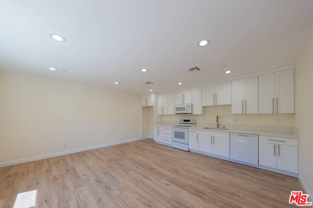 1031 Thompson #D, Glendale, CA 91201