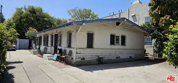 Los Angeles, CA 90038,1239 N Beachwood Dr