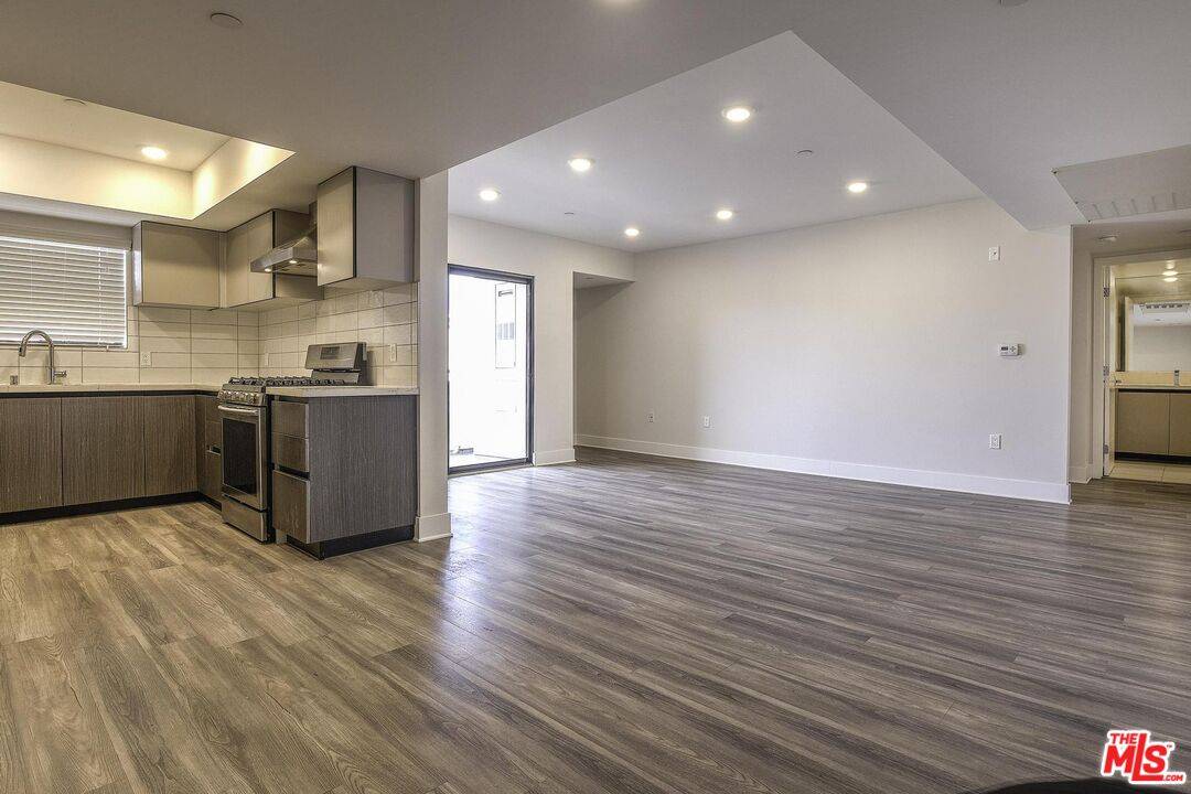 5030 Rosewood AVE #404, Los Angeles, CA 90004