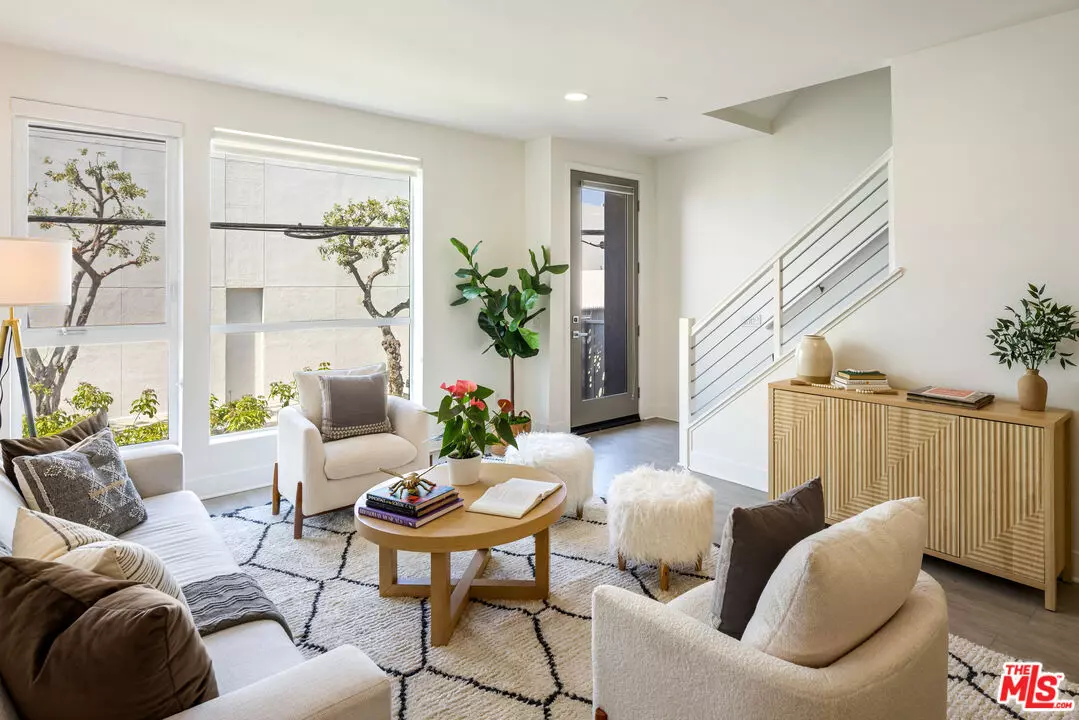 Los Angeles, CA 90038,6067 W Studio Ct