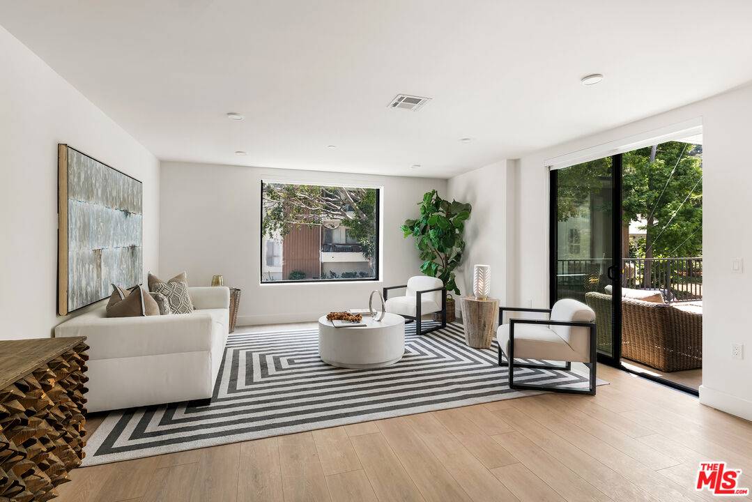 Los Angeles, CA 90068,3649 Regal Pl #203