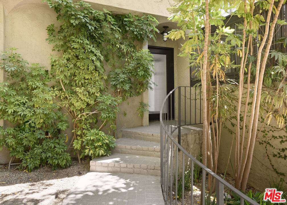 Los Angeles, CA 90069,1464 Queens Rd