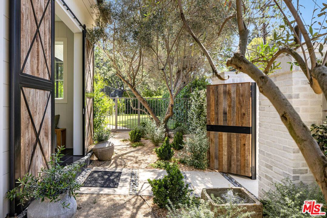 Encino, CA 91316,17528 Rancho St
