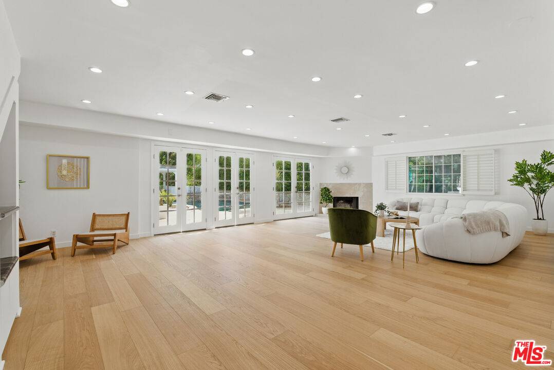 Tarzana, CA 91356,5220 Melvin Ave