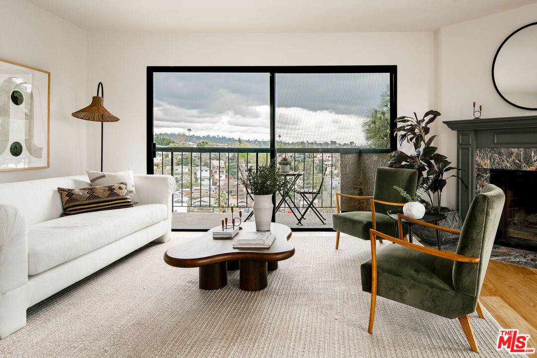 Los Angeles, CA 90026,3375 Descanso Dr #7