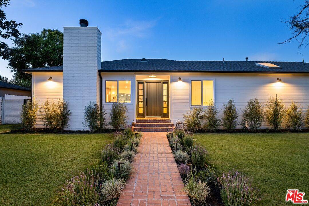 15727 Hartsook St, Encino, CA 91436
