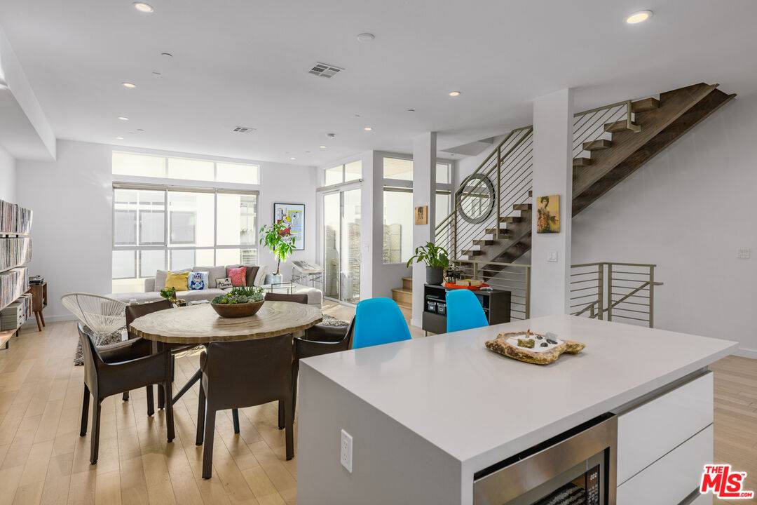 Los Angeles, CA 90038,6733 W Hepburn Way