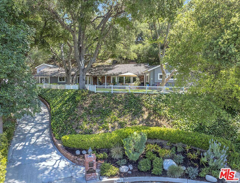 15601 Woodfield Pl, Sherman Oaks, CA 91403