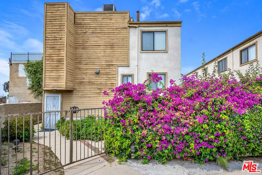 14715 Saticoy St #17, Van Nuys, CA 91405