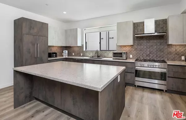 4724 N Village Court Ln, Valley Village, CA 91607