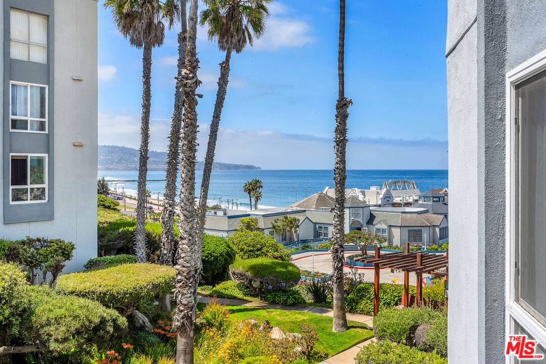 Redondo Beach, CA 90277,620 The Vlg #215