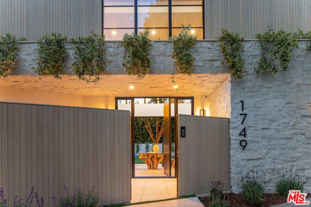 Los Angeles, CA 90049,1749 Mandeville Ln