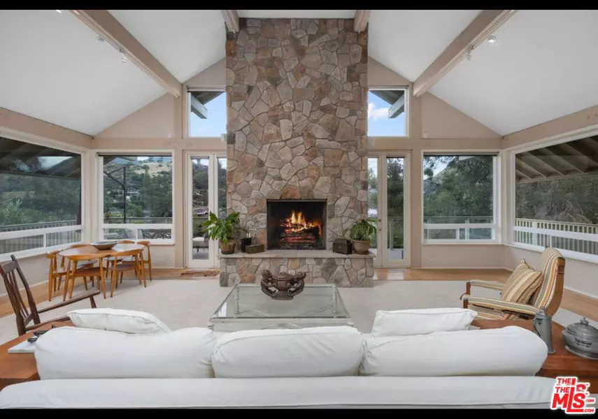 2090 Lakeshore Dr, Agoura Hills, CA 91301