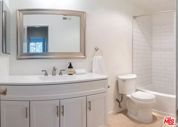 Toluca Lake, CA 91602,10861 Moorpark St #116