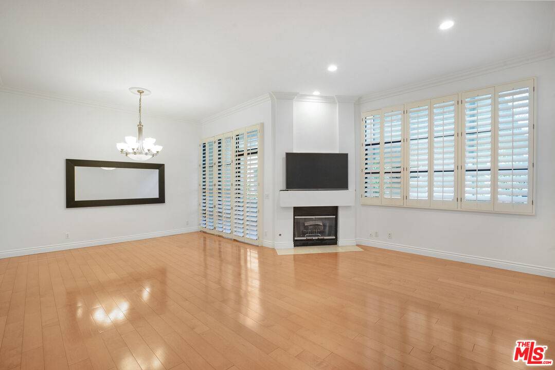 Los Angeles, CA 90049,11636 Montana Ave #107