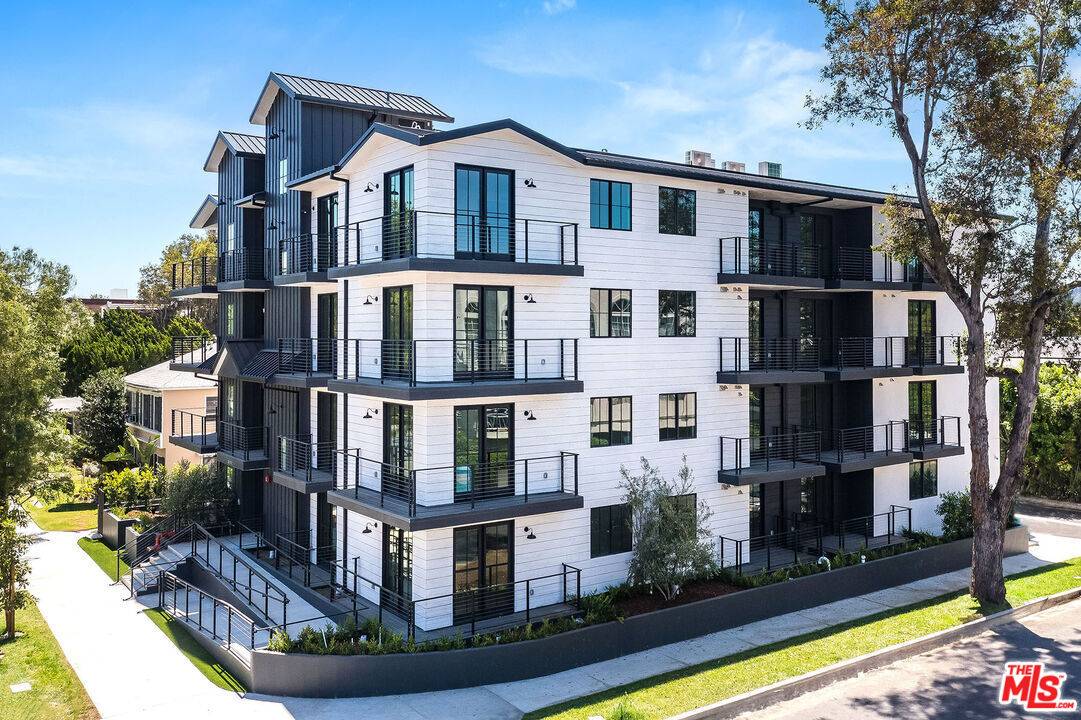 Toluca Lake, CA 91602,10352 Riverside Dr #102