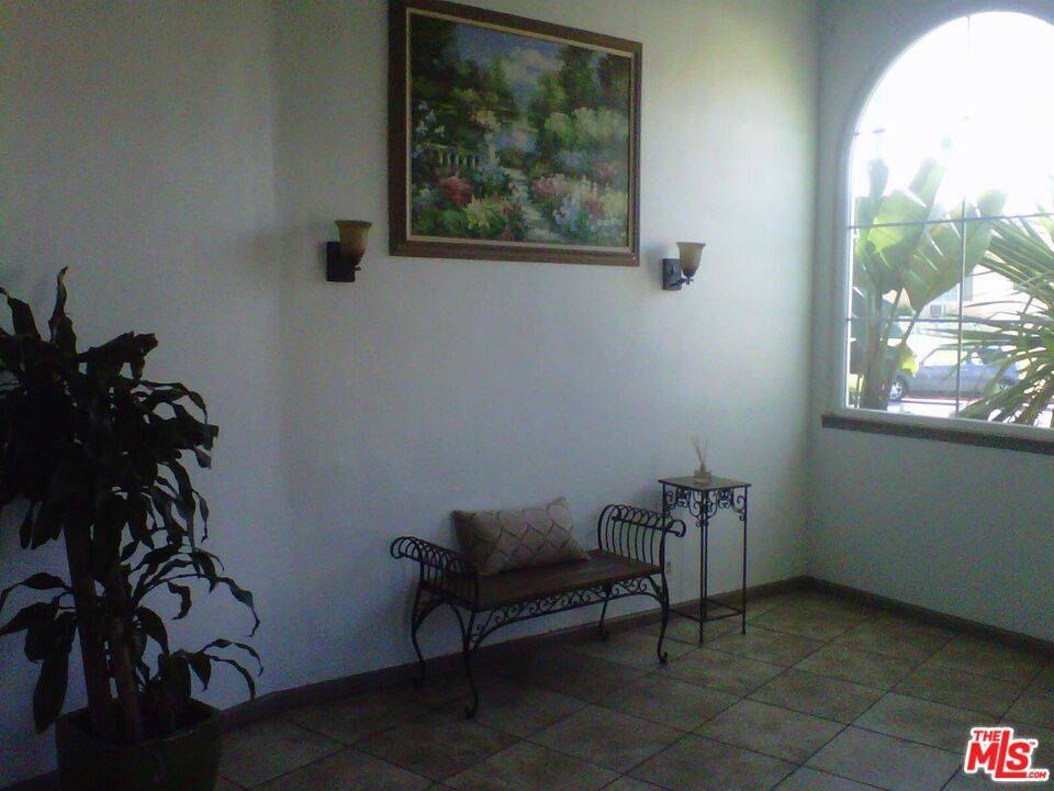 Los Angeles, CA 90036,5320 W Olympic Blvd #25