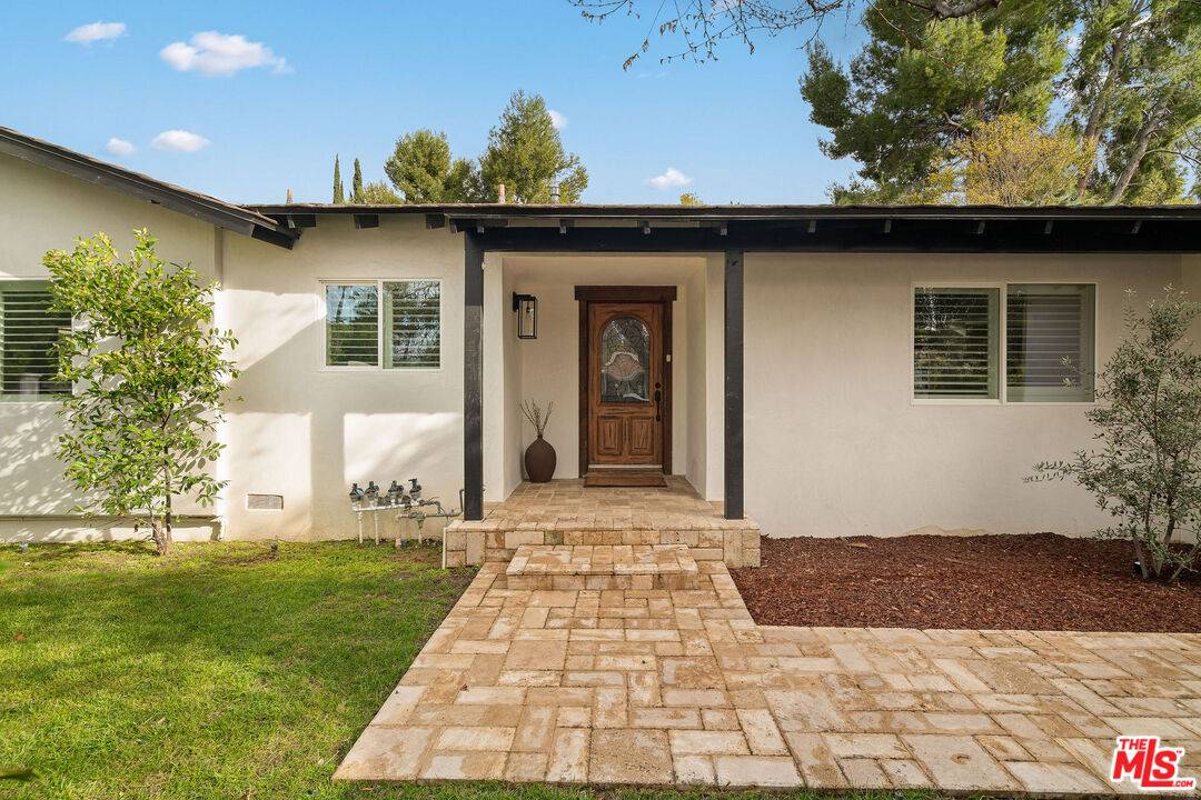 Woodland Hills, CA 91367,20212 Oxnard St
