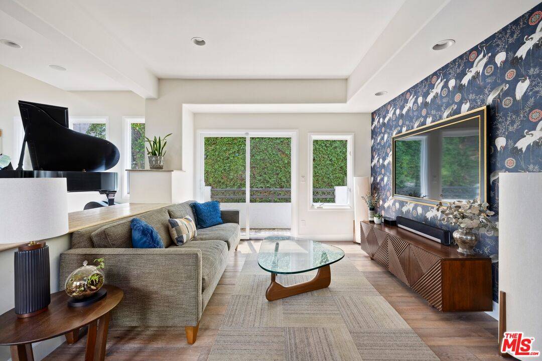 Los Angeles, CA 90068,2216 E Live Oak Dr