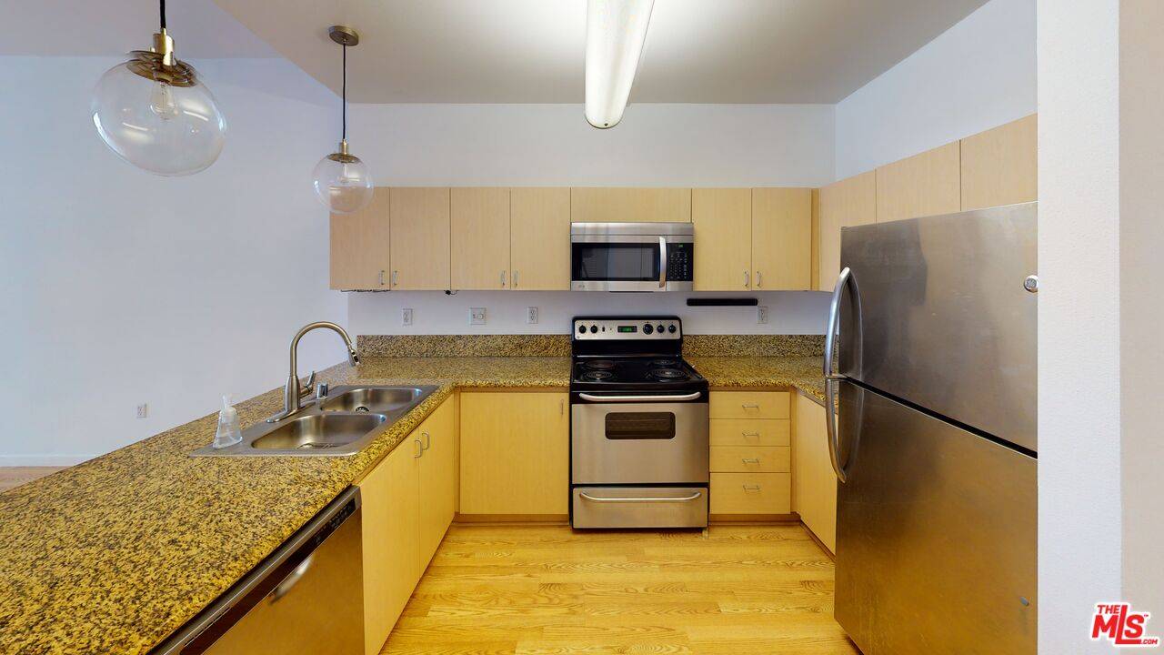 Los Angeles, CA 90017,630 W 6th St #204