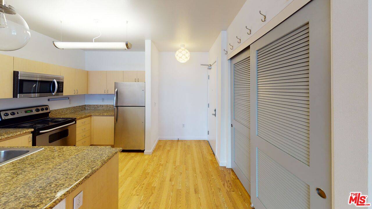 Los Angeles, CA 90017,630 W 6th St #204