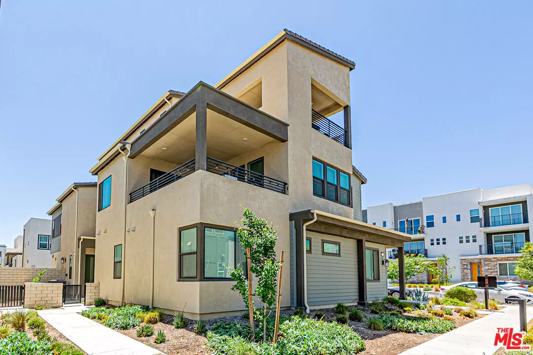 Valencia, CA 91381,27457 Flycatcher Pl