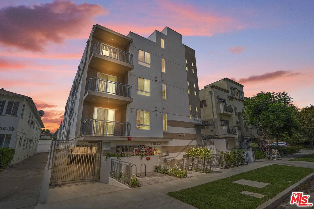 11042 La Maida St #303, North Hollywood, CA 91601