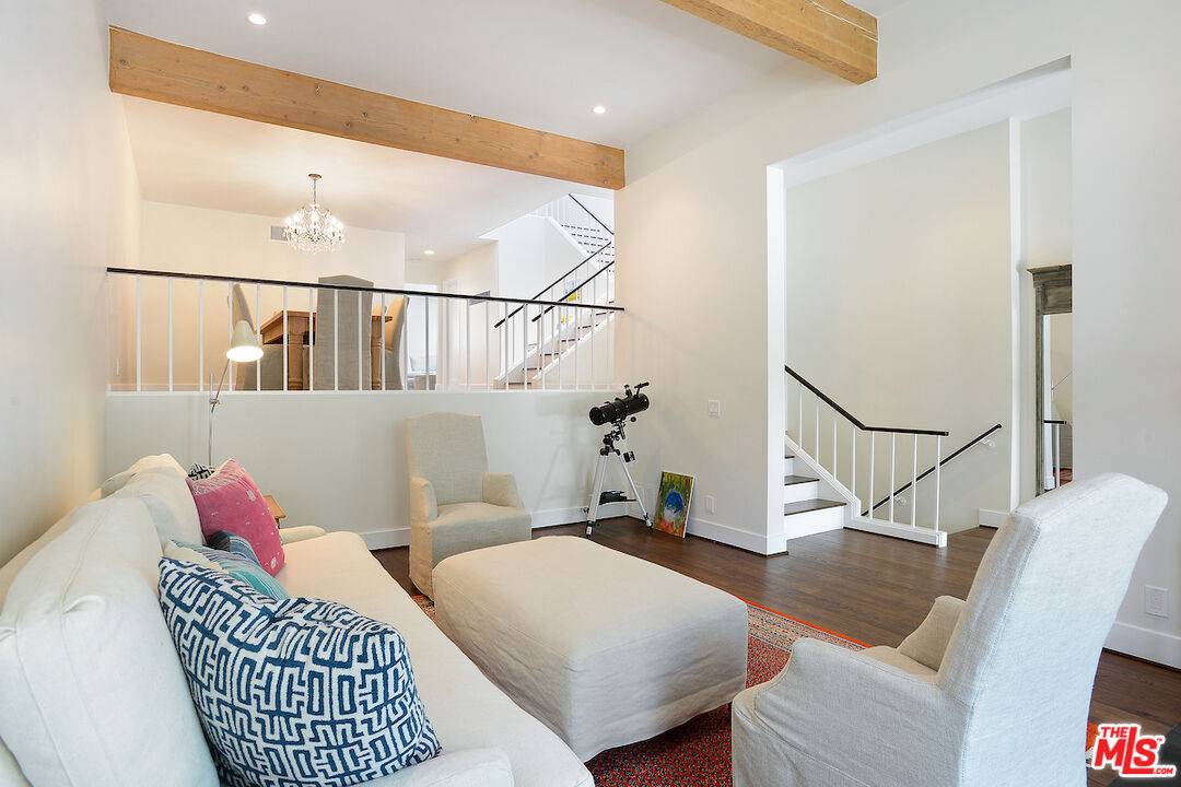 Pacific Palisades, CA 90272,17258 Palisades Cir