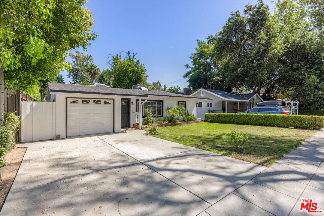 22027 Viscanio Rd, Woodland Hills, CA 91364