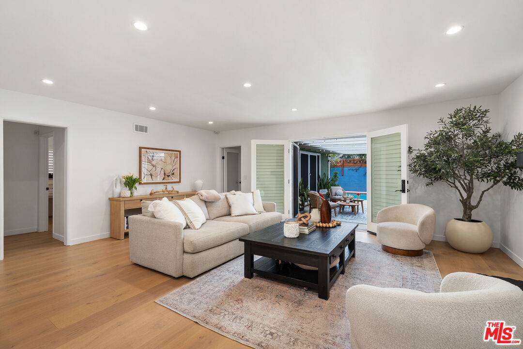 Woodland Hills, CA 91364,21412 Providencia St